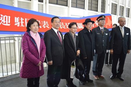 謝長廷･駐日代表暨夫人〈照片右3、4〉抵達北海道新幹線新函館北斗車站，小山俊幸･JR北海道鐵路公司常務取締役〈右1〉與鳴海正･新函館北斗車站站長〈右2〉迎接