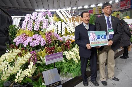 謝長廷･駐日代表〈照片左〉、高紀清･台灣蘭花產銷發展協會前理事長〈照片右〉
