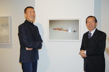 謝長廷･駐日代表〈照片右〉、中野善壽･寺田倉庫代表取締役〈左〉