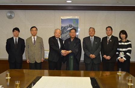 郭仲熙･駐日代表〈照片左3〉、大久保寿夫･小山市長〈照片中央〉、山本豐･日本全國教育問題協議會常務理事兼事務局長（照片右3〉