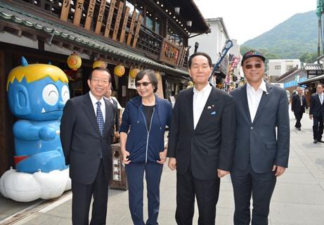 照片左起  謝長廷･駐日代表、葉菊蘭･台灣觀光協會會長、浜田惠造･香川縣知事、周永暉･交通部觀光局長