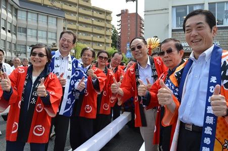 謝長廷･駐日代表〈照片右2〉、葉菊蘭･台灣觀光協會會長〈左1〉、周永暉･交通部觀光局長〈右3〉、陳訓養･駐大阪辦事處處長〈左3〉、中村時広･愛媛縣知事〈右1〉野志克仁･松山市長〈左2〉