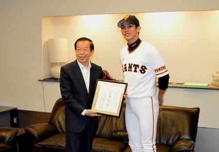 謝長廷･駐日代表〈左〉、陽岱鋼･職棒球星〈右〉