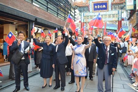 謝長廷･駐日代表〈照片前排右3〉、洪益芬･橫濱華僑總會會長〈前排右2〉、新垣旬子･日本中華聯合總會會長〈前排右4〉