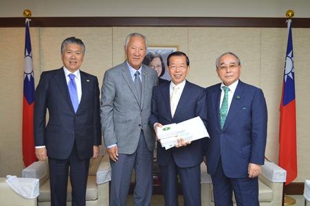 右起 杉田亮毅･日本經濟新聞社前會長、謝長廷･駐日代表、青木功･日本高爾夫巡迴賽機構會長、佐々木孝悅･同機構常務理事