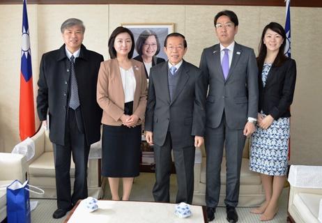 謝長廷･駐日代表〈照片中央〉、蔣惠萍･學校法人神戶學園理事長〈左2〉