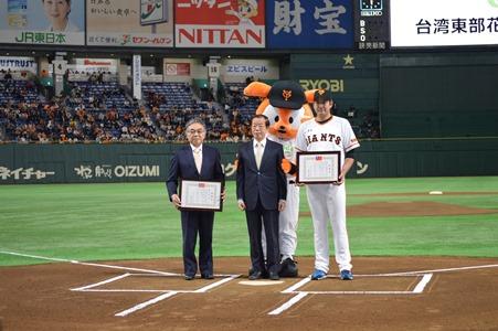 謝長廷･駐日代表〈中央〉、石井一夫･讀賣巨人隊球團社長〈左〉、菅野智之･讀賣巨人隊選手會會長〈右〉