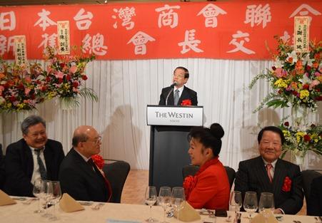 謝代表致詞〈照片中央〉、「日本台灣商會聯合總會」新任總會長陳潘淼〈左2〉、前任總會長林裕玲〈右2〉
