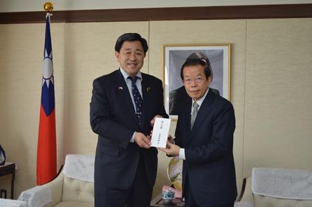 金丸謙一･館山市市長〈左〉、謝長廷･駐日代表代表接受慰問金〈右〉