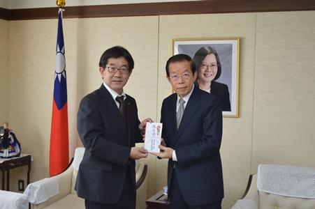 越川信一･銚子市市長〈左〉、謝長廷･駐日代表代表接受慰問金〈右〉
