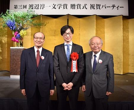 台北駐日經濟文化代表處 郭仲熙･駐日副代表〈照片右〉5月18日出席旅日作家･東山彰良〈照片中央〉獲頒「渡辺淳一文學獎」頒獎儀式表達祝賀之意、朱文清･駐日代表處台灣文化中心主任〈照片左〉