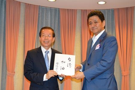 岸信夫･眾議院議員〈照片右〉將安倍首相親書之「台灣加油」色紙交給 謝長廷･駐日代表〈照片左〉