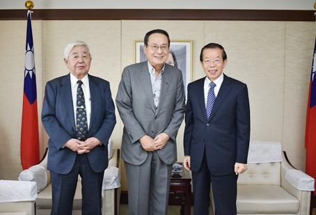 謝長廷･駐日代表〈照片右〉、藤井孝男･日華親善協會全國連合會會長∕前眾議院議員〈中央〉、井谷延夫･理事長〈左〉