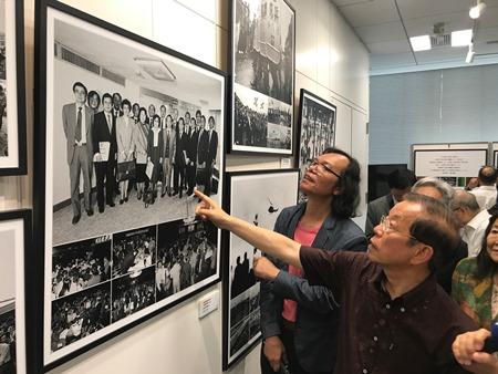 駐日代表謝長廷(照片右)欣賞攝影師宋隆泉(左)所拍攝的歷史照片