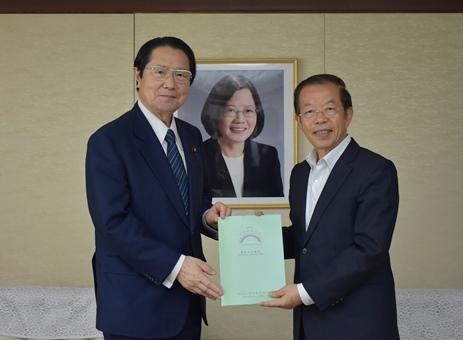 謝長廷･駐日代表〈照片右〉、「亞東親善協會」會長 衛藤征士郎･眾議院議員〈左〉
