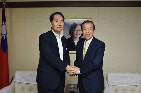 謝長廷･駐日代表･〈照片右〉、浜田恵造･香川縣知事〈左〉
