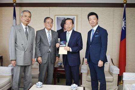 謝長廷･駐日代表〈照片右2〉、白井良一･2017年9月12日不幸在花蓮因事故過世 日本單車騎士白井寬之的父親〈左2〉、源馬謙太郎･眾議院議員〈右1〉、柴田老師･白井寬之的小學恩師〈左1〉