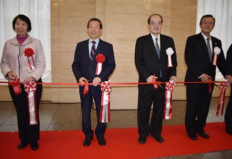 照片左起 劉芳如･國立故宮博物院書畫處長、謝長廷・駐日代表、錢谷眞美・東京國立博物館長、朝比奈豐・每日新聞社會長