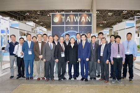謝代表(照片前排右6)與參加「nano tech 2019」台灣科技團隊合影