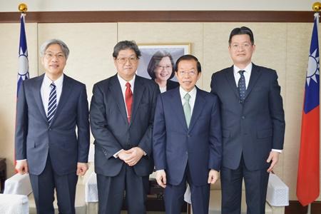 謝長廷･駐日代表〈照片右2〉、岩附信行･東京工業大學工學院長〈左2〉、洪儒生･東北大學客座教授〈左1〉、陳俊榮･駐日代表處科技組組長〈右1〉