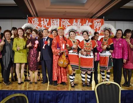 謝長廷･駐日代表〈照片前排左4〉、蕭玉蘭･留日東京華僑婦女會代理會長〈左3〉
