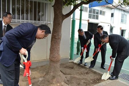 照片右起 王東生･駐日代表處橫濱分處代理處長、謝長廷･駐日代表、吳新興･僑委會委員長、鄭尊仁･僑務委員、張碧華･僑務委員