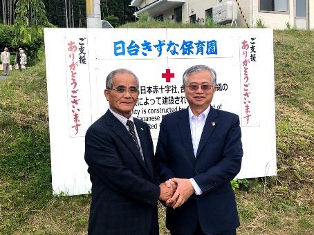 駐日副代表蔡明耀(右)與臺灣資金援建之日本岩手縣山田町「日台厚重情誼保育園」理事長山崎幸男(左)合影