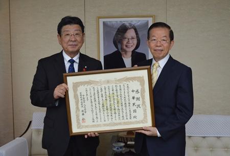 謝長廷･駐日代表(照片右)、佐藤仁･宮城縣南三陸町長(左)