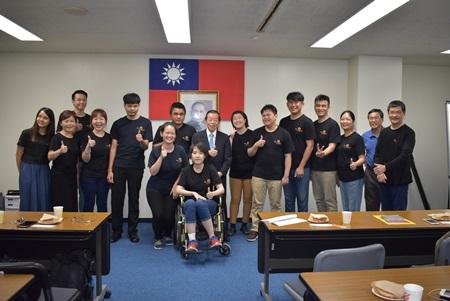 謝長廷･駐日代表(照片右8)與視障人聲樂團｢蝦米視障人聲樂團」朱玉昌･執行長(右1)及成員合影，樂團並在代表處演唱台灣與日本歌曲。
