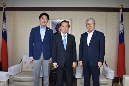 謝長廷･駐日代表(照片中)、小川克巳･參議員(照片右)、佐藤啟･參議員(照片左)
