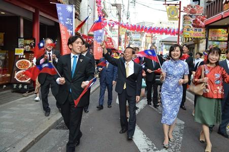 謝長廷･駐日代表(照片中央)、張淑玲･駐日代表處橫濱分處處長〈前排右2〉、張儀･橫濱華僑總會會長(前排左1)、林月理･日本中華聯合總會會長(前排右1)