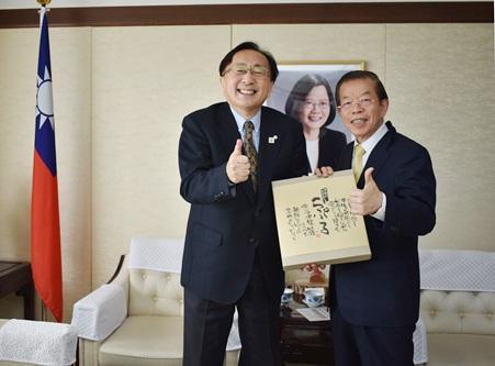 謝長廷･駐日代表･〈照片右〉、三村申吾･青森縣知事〈左〉。三村知事將訪問台灣推動青森縣與台灣的青少年交流、經貿合作，以及促銷青森蘋果等。
