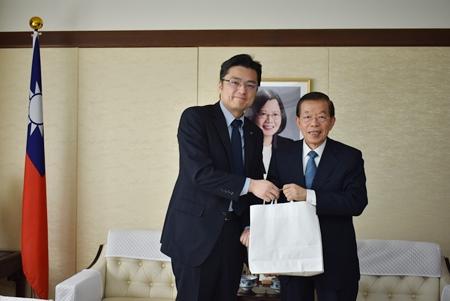謝長廷･駐日代表〈照片右〉、加藤剛士･名寄市市長〈左〉
