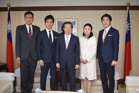 謝長廷･駐日代表(照片中央)、小林史明･自民黨青年局長/眾議院議員(左2)、武井俊輔･青年局長代理/眾議院議員(左1)、牧島かれん(KAREN)･青年局國際部長/眾議院議員(右2)、佐藤啟･青年局國際部副部長/參議院議員(右1)

