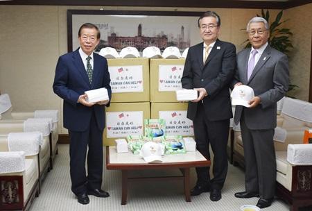 謝長廷･駐日代表(照片左)、石森孝志･八王子市長(中央)、黑須隆一･台灣之友會會長(右)