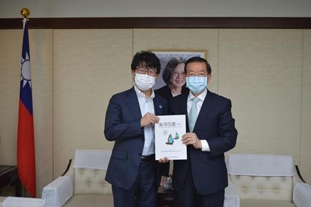 謝長廷･駐日代表〈照片右〉、角南篤･笹川和平財團新任理事長〈左〉