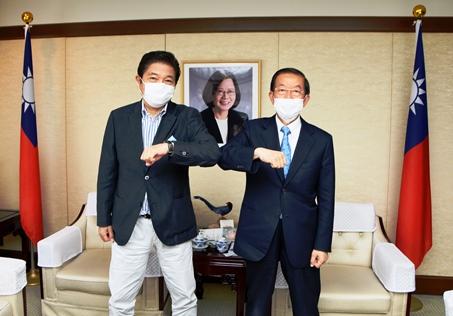 謝長廷･駐日代表〈照片右〉、米田建三･國際經濟交流協會會長(前眾議院議員)〈左〉