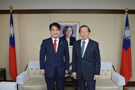 謝長廷･駐日代表(照片右)、滝波宏文･參議院議員(左)