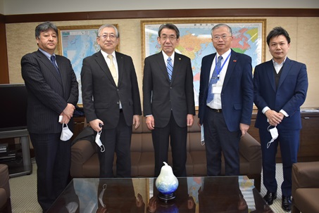 蔡明耀･駐日副代表(照片右2)、蝦名大也･釧路市長(中央)
