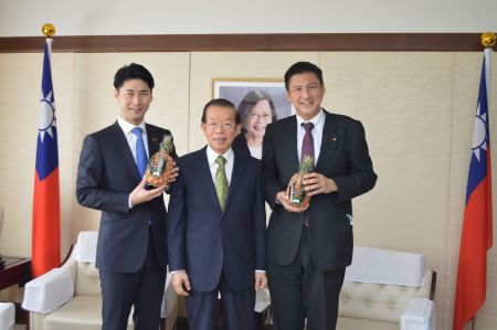 謝長廷･駐日代表(照片中央)、武井俊輔･自民黨青年局國際部長／眾議院議員(右)、中曾根康隆･自民黨青年局國際部副部長／眾議院議員(左)