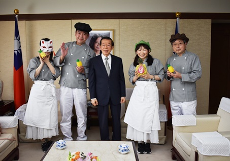 謝長廷･駐日代表(照片中央)與『給食當番』(營養午餐值日生)成員合影
