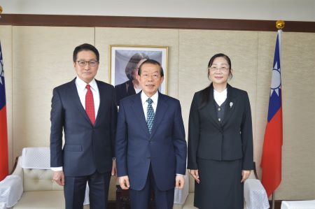 謝長廷･駐日代表(照片中央)、藤本正之･國巨公司技術長(左)、鄒幼涵･駐日代表處顧問(右)