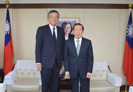 謝長廷･駐日代表(照片右)、齋木昭隆･中東調查會理事長(左)