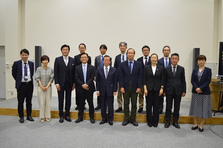 謝長廷•駐日代表(前排中央)、湊長博•京都大學校長(前排左4)、稻垣恭子•京都大學副校長(前排左2)、河野泰之•京都大學副校長(前排右2)、北川進•iCeMS物質-細胞統合系統據點長(前排右4)、鄒幼涵•駐日代表處顧問(前排右3)、李世丙•駐大阪辦事處處長(前排左3)



