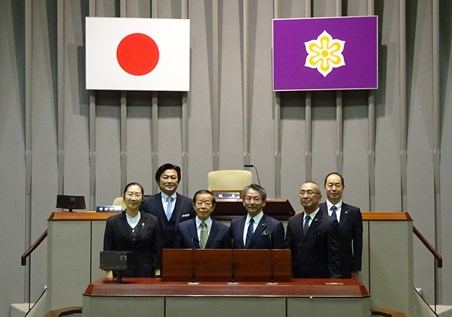 謝長廷•駐日代表(左3)、菅谷寬志•京都府議會議長(右3)、秋田公司•京都府議會日台親善議員懇話會會長(右2)、能勢昌博•京都府議會日台親善議員懇話會副會長(右1)、鄒幼涵•駐日代表處顧問(左1)、李世丙•駐大阪辦事處處長(左2)

