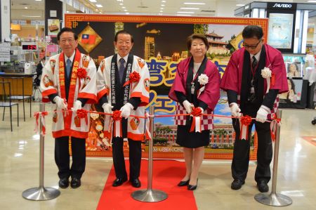 照片左起 鈴木和夫·福島縣白河市長、謝長廷·駐日代表、佐佐木智佳子•AEON東北副社長、柳啟史•AEON白河西鄉店店長