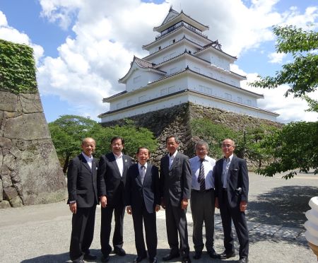 謝長廷·駐日代表(左3)、室井照平·福島縣会津若松市長(左2)、遠藤和夫·福島縣北鹽原村長(右3)、鈴木重敏·会津鐵道社長(左1)、新城猪之吉·会津若松觀光事務所理事長(右2)