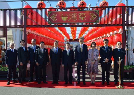 照片左起 鍾幸昌‧日本千葉台灣商會會長、臼井正一‧千葉縣議會日台友好親善議員連盟會長、信田光保‧千葉縣議會議長、詹德薰‧日本中華聯合總會名譽會長、渡邊芳邦‧千葉縣木更津市長、謝長廷･駐日代表、大林修‧三井不動產商業Management社長、張淑玲‧駐日代表處橫濱分處處長、陳五福‧日本台灣商會聯合總會輔導總會長、謝延淙‧駐日代表處僑務組長