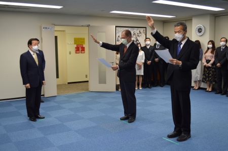 監誓人 謝長廷･駐日代表(照片左)，粘信士‧台北駐日經濟文化代表處札幌分處處長(宣誓人 左)、向明德･台北駐大阪經濟文化辦事處處長〈宣誓人 右〉