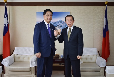 謝長廷･駐日代表(照片右)、工藤壽樹･函館市長(左)
